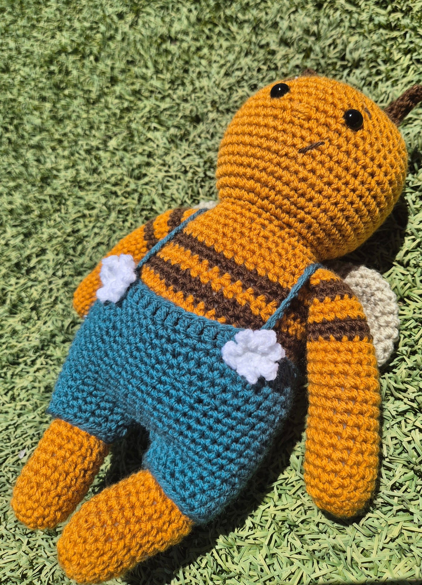 Crochet standing bee
