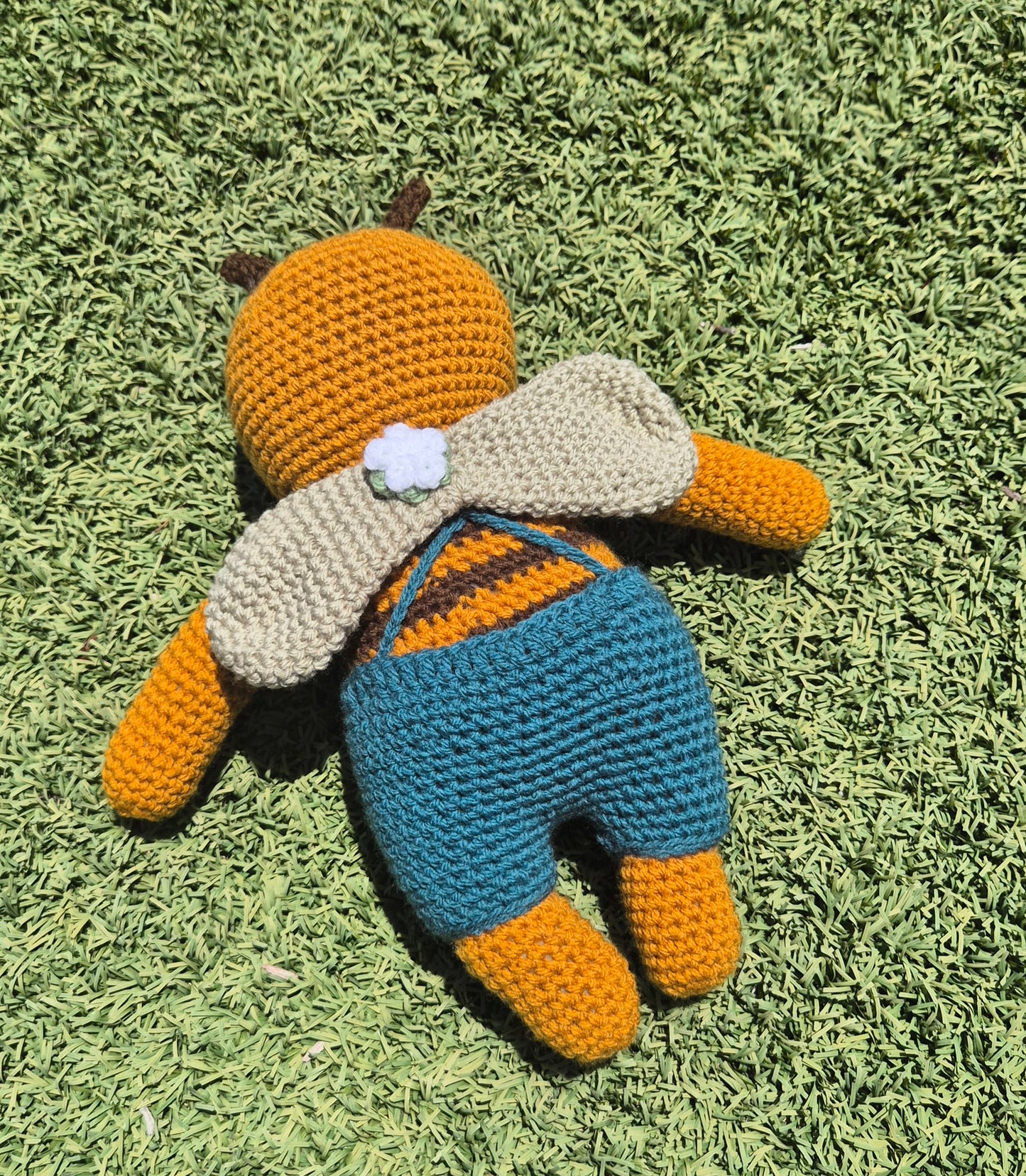 Crochet standing bee