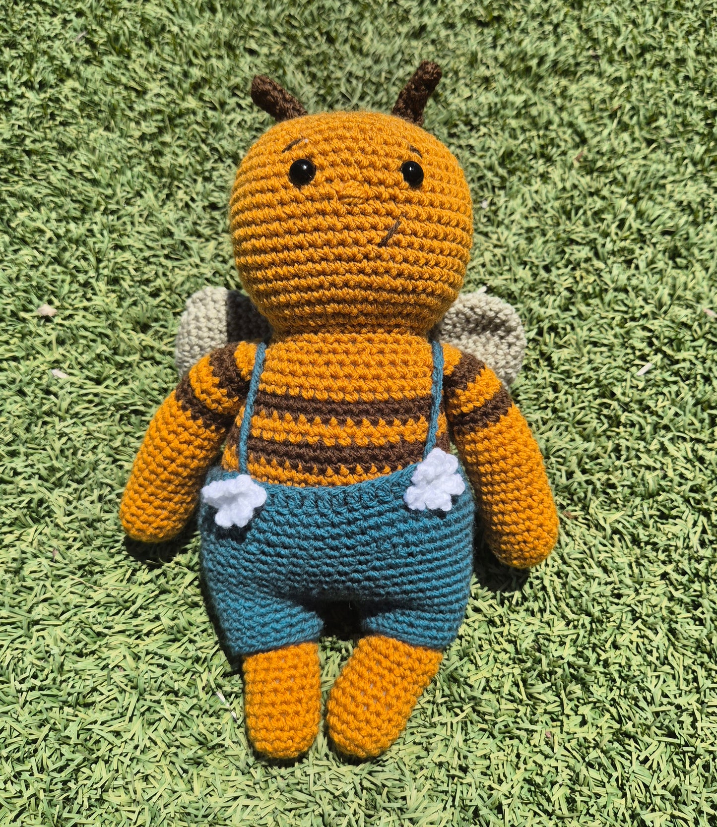 Crochet standing bee